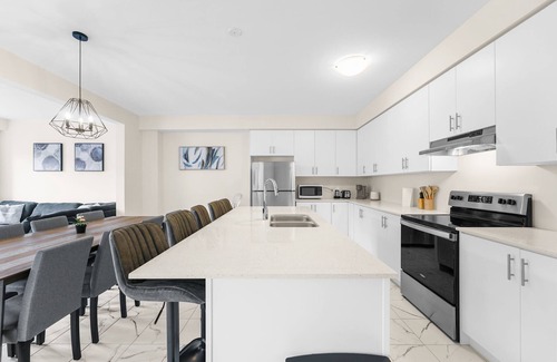 Kitchener Casa | Entire Home Get Away/65"TV/PingPong/9Bed/3 Parking