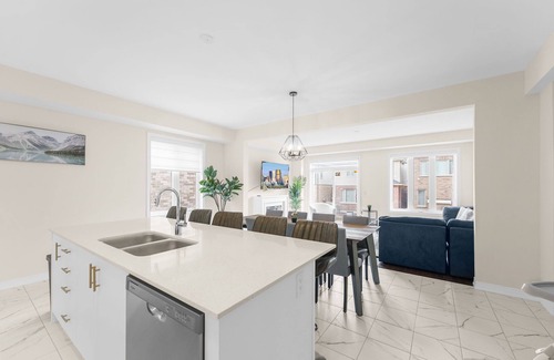 Kitchener Casa | Entire Home Get Away/65"TV/PingPong/9Bed/3 Parking