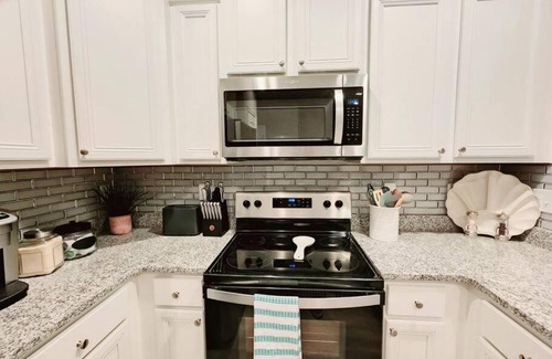Thomas Drive Casa | ENTIRE HOME- Gorgeous 3br Townhome Pool, Grill, WD, 2 FREE drive up spaces Sleeps 6 Close to everything PCB! Free WiFi