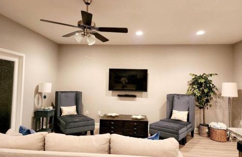 Thomas Drive Casa | ENTIRE HOME- Gorgeous 3br Townhome Pool, Grill, WD, 2 FREE drive up spaces Sleeps 6 Close to everything PCB! Free WiFi