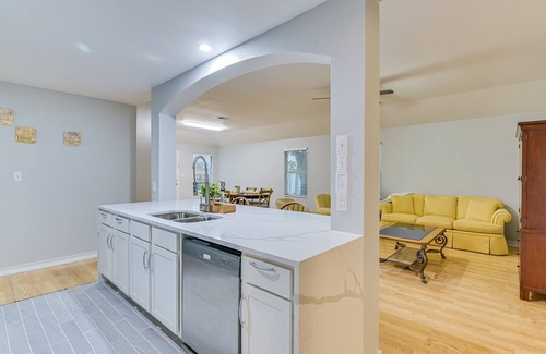Stoney Ridge Casa | Entire home in Del Valle with backyard. Pet-friendly!