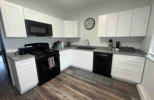 Ottawa Casa | Entire Home: Walk to Downtown Ottawa 4BD 2 BA: Close to Starvedrock