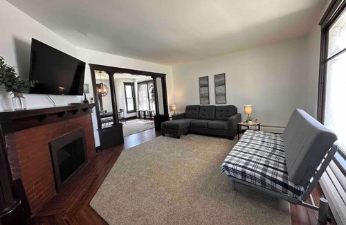 Ottawa Casa | Entire Home: Walk to Downtown Ottawa 4BD 2 BA: Close to Starvedrock