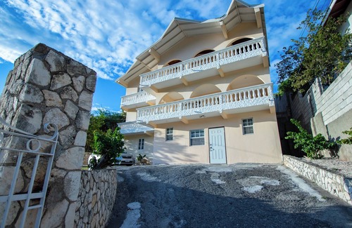 Gordon Town Villa | Entire Homestay In Kingston - by Airport