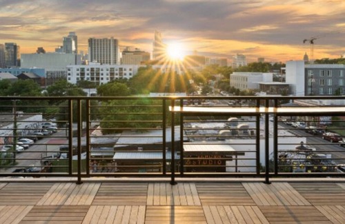 East Cesar Chavez Casa | Todo el hotel de suites en la calle 6; Excelente ubicación, ideal para viajes en grupo