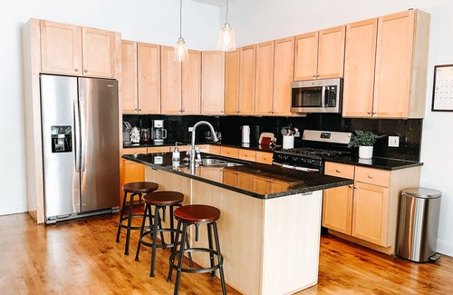 Lakeview Casa | Entire house 1 city block from Wrigley Field.