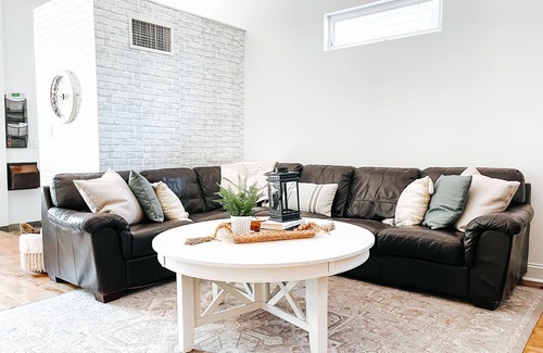 Lakeview Casa | Entire house 1 city block from Wrigley Field.