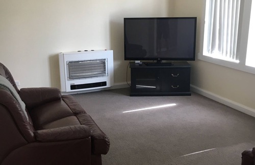 Strahan Casa | Entire House 3 bedrooms, 5 minute walk to town centre and 1 minute to beach
