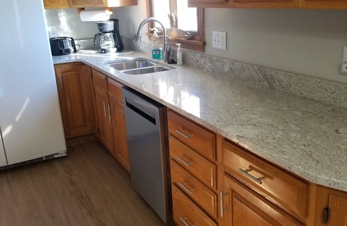 Dubuque County Casa | Entire house. Bonus Game Rm. Lg yard w/firepit/driveway/garage.