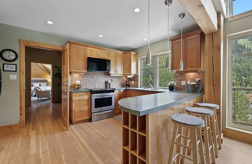 Sunburst Estates Casa | Entire house, Close to ski lifts and ALL amenities, fully equipped