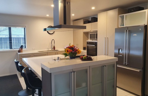 Motuoapa Casa | Entire House in Motuoapa - 3 mins to the stunning Lake Taupo. Dog friendly!