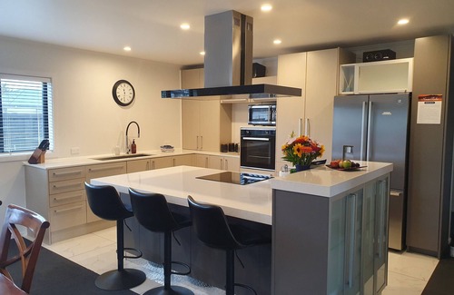 Motuoapa Casa | Entire House in Motuoapa - 3 mins to the stunning Lake Taupo. Dog friendly!