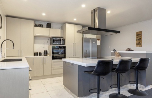 Motuoapa Casa | Entire House in Motuoapa - 3 mins to the stunning Lake Taupo. Dog friendly!