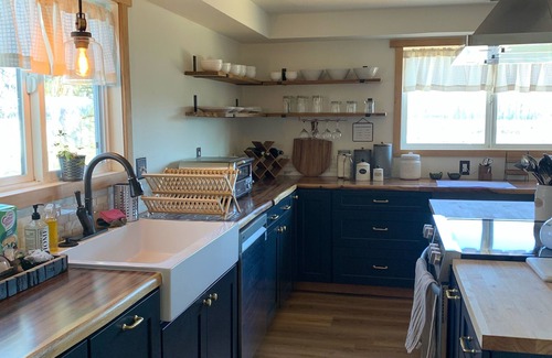 Monmouth Otro | Entire House Luxury Farm Stay w Animals Hot Tub