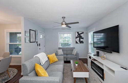 Central City Casa | Entire house +Pool+Hot Tube +1 car garage + EV Charger level 2-Tesla+ BBQ Grill