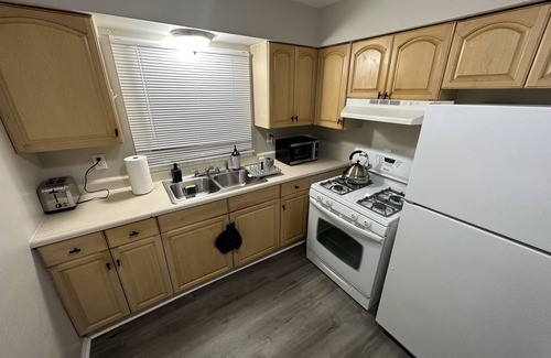Hazel Park Casa | Entire house Spacious & Clean for 9. Close To Everything! with WiFi