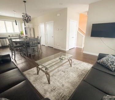 Regina Apartamento | Entire house to yourselves - NO basement sharing