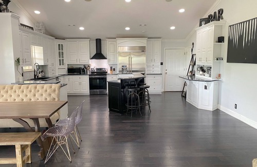 Karns Casa | Entire House - Top Of The World - Theater/Jacuzzi/Arcade