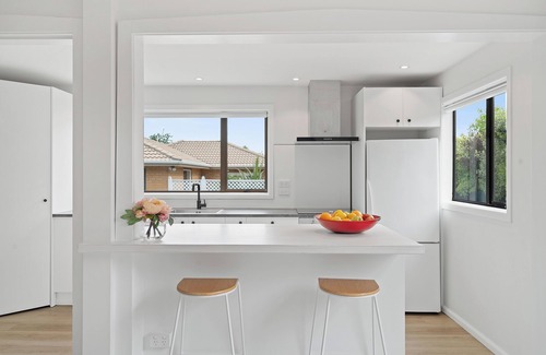 Christchurch Cabaña | Entire House with Deck and Garden Overlooking Park