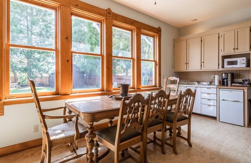 Bishop Casa | Entire Luxury 3 bedroom Victorian Home ready for your Sierra Vacation