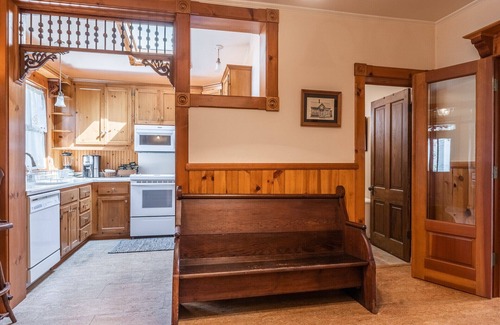 Bishop Casa | Entire Luxury 3 bedroom Victorian Home ready for your Sierra Vacation