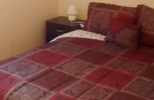 Detroit Casa | mascota amigable toda sola casa. 3 dormitorios. Tiene capacidad para 10 personas.