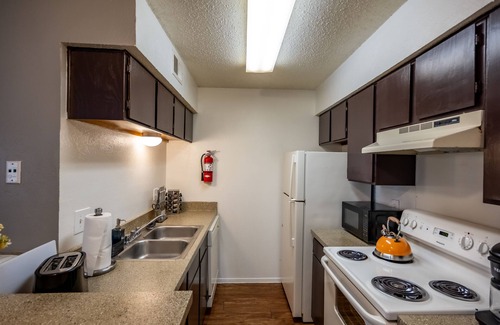 Ederville Apartamento | Entire Place✶King Bed✶Washer Dryer✶WiFi✶4K TV✶2 Cars #509