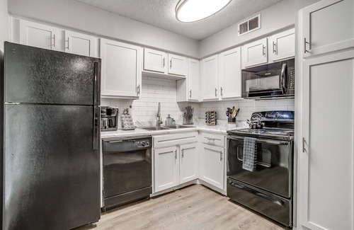 South Arlington Apartamento | Entire Place ✶Washer Dryer✶Wi Fi✶4K TVs ✶Pets Allowed #828