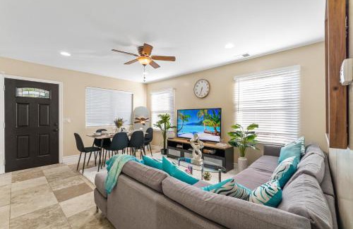 Rolando Casa | Entire Private 3-BR Ranch-Style with Backyard, Crib, King Bed, and Free Parking, Available Now