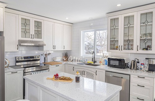 Chambly Casa | Entire Renovated 5BDR House in Chambly, ALL NEW! Swimming pool