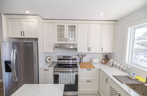 Chambly Casa | Entire Renovated 5BDR House in Chambly, ALL NEW! Swimming pool