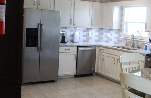 Morehead City Casa | Entire residential home rental. Quiet cul-de-sac. Minutes to beach.