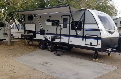Inyokern Casa | Entire RV w/Murphy Bed, 5-Seater Couch w/Dinette & 2-Bunkbeds