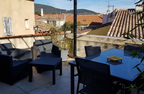 Besse-sur-Issole Casa | Entire townhouse, in a picturesque Provencal village