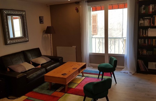 Besse-sur-Issole Casa | Entire townhouse, in a picturesque Provencal village
