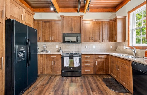 Downtown Greensboro Casa | ENTIRE Townhouse w/ Rooftop Access - 5 min walk to Downtown