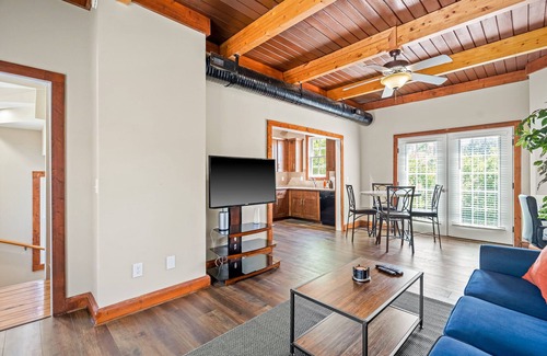 Downtown Greensboro Casa | ENTIRE Townhouse w/ Rooftop Access - 5 min walk to Downtown