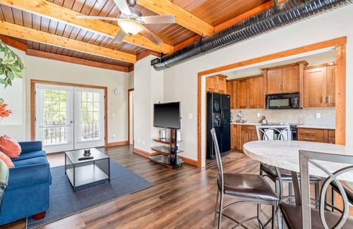 Downtown Greensboro Casa | ENTIRE Townhouse w/ Rooftop Access - 5 min walk to Downtown