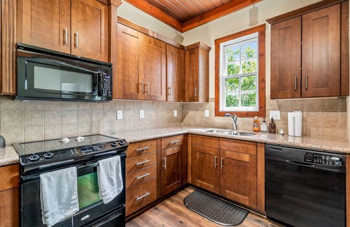 Downtown Greensboro Casa | ENTIRE Townhouse w/ Rooftop Access - 5 min walk to Downtown