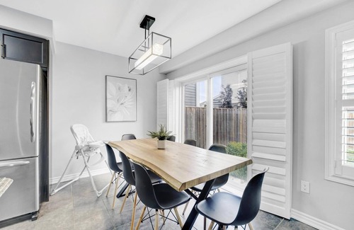 Kitchener Casa | Entire Two Storey+4 Bed+Ping-Pong+65" TV+Enclosed Backyard