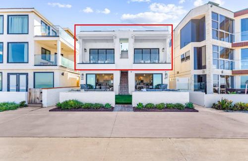 Mission Beach Casa | Entire Upper Oceanfront Masterpiece with Rooftop