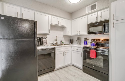 South Arlington Apartamento | EntirePlace ✶Fast Wifi✶Washer Dryer✶ 4K TV✶Pets Allowed #636