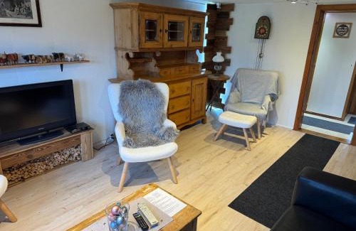 Frutigen Apartamento | Enzian 4 Zi Ferienwohnung in Landhaus