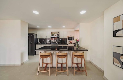 Lalinde Apartamento | EP| Modern Apt W/AC, Workspace, Pool, Balcony