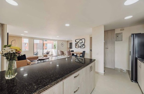 Lalinde Apartamento | EP| Modern Apt W/AC, Workspace, Pool, Balcony