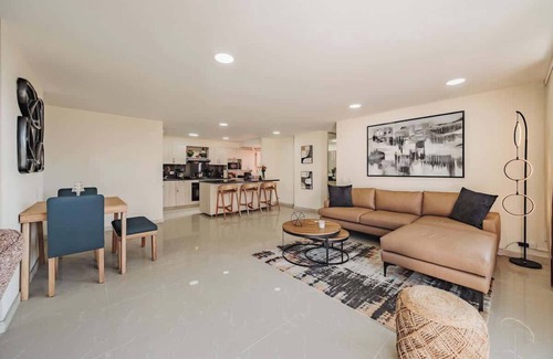 Lalinde Apartamento | EP| Modern Apt W/AC, Workspace, Pool, Balcony
