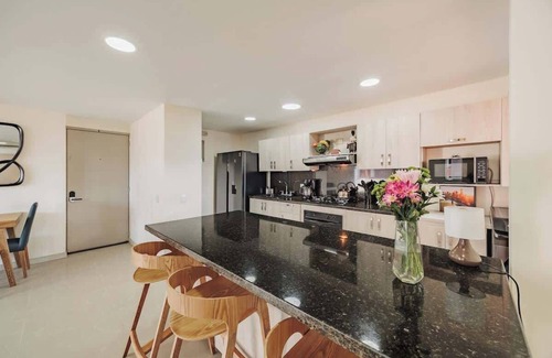 Lalinde Apartamento | EP| Modern Apt W/AC, Workspace, Pool, Balcony