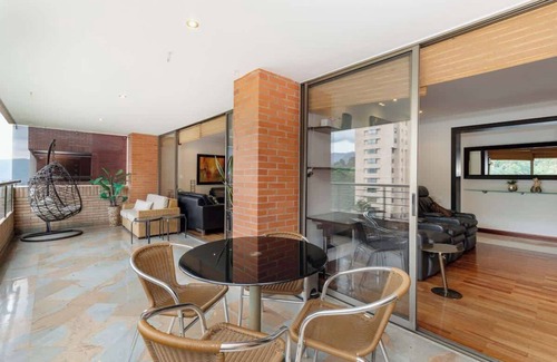 El Tesoro Apartamento | |EP| Spacious 3-BR in El Poblado | Family Friendly