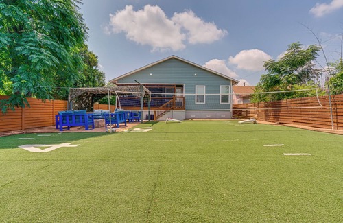 Midtown Casa | EPIC Backyard-Hot Tub-Near Downtown -Games-Sleeps 16-Modern Luxury