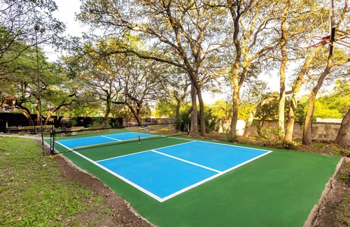 Crownridge of Texas Casa | Epic Family Escape: Custom 9-Hole Putt Putt, Pickleball, Pool, Near Six Flags